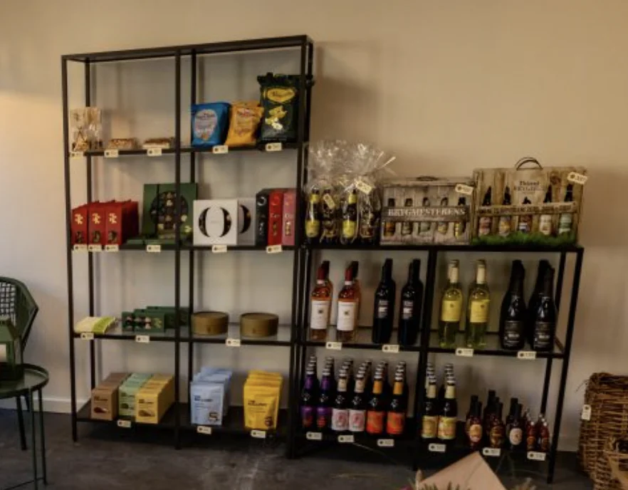 Reol i Sabrina's Blomster med vin, øl-gaveæsker, chokolade og delikatesser