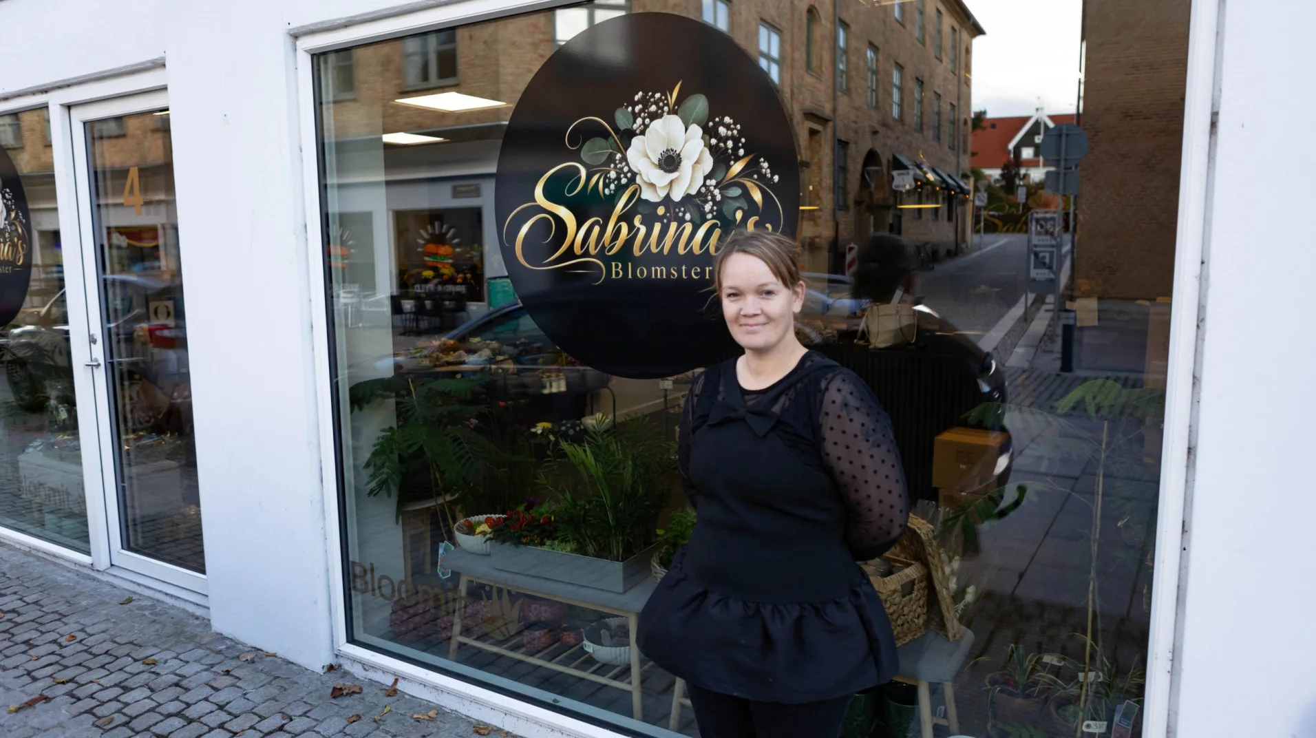 Sabrina Nielsen foran Sabrina's Blomster på Vestergade 4 i Nørresundby