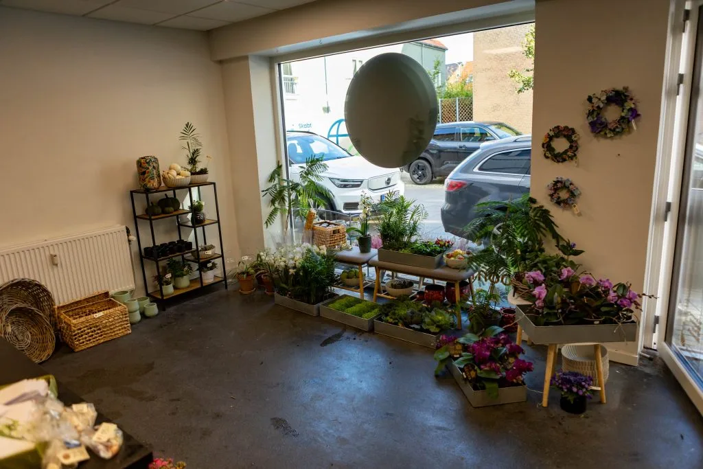 Butikken indefra med planter, orkidéer og kranse